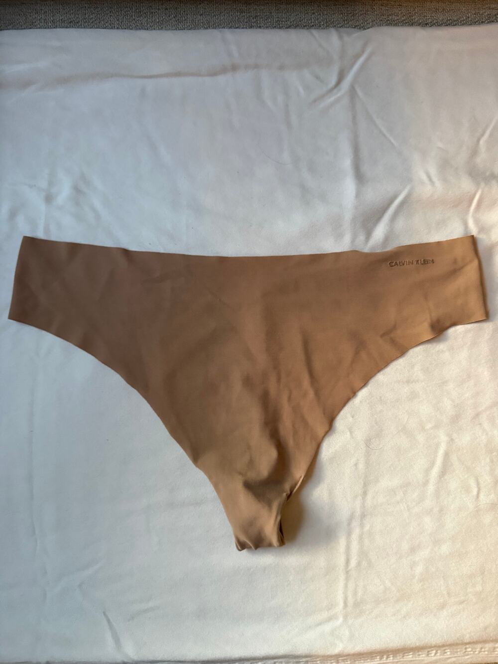 NWOT Calvin Klein Size M Seamless Thong Nude Tan Laser Cut Invisible No Show